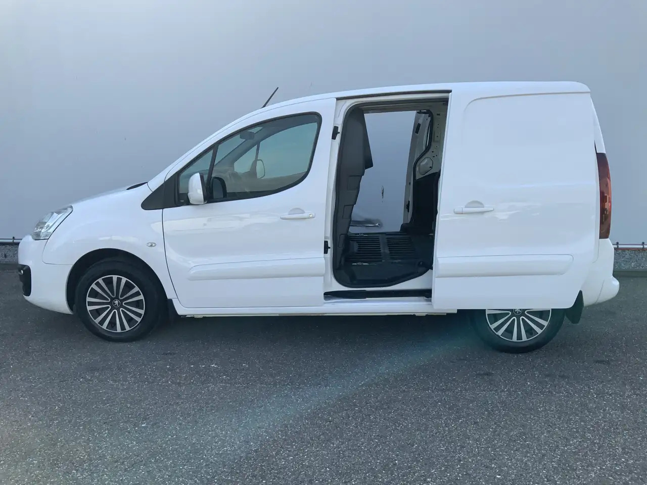 Peugeot Partner 122 1.6 BlueHDi Automaat hapert !!!100 L1 Premium - Van kecil: gambar 4 Peugeot Partner 122 1.6 BlueHDi Automaat hapert !!!100 L1 Premium - Van kecil: gambar 4