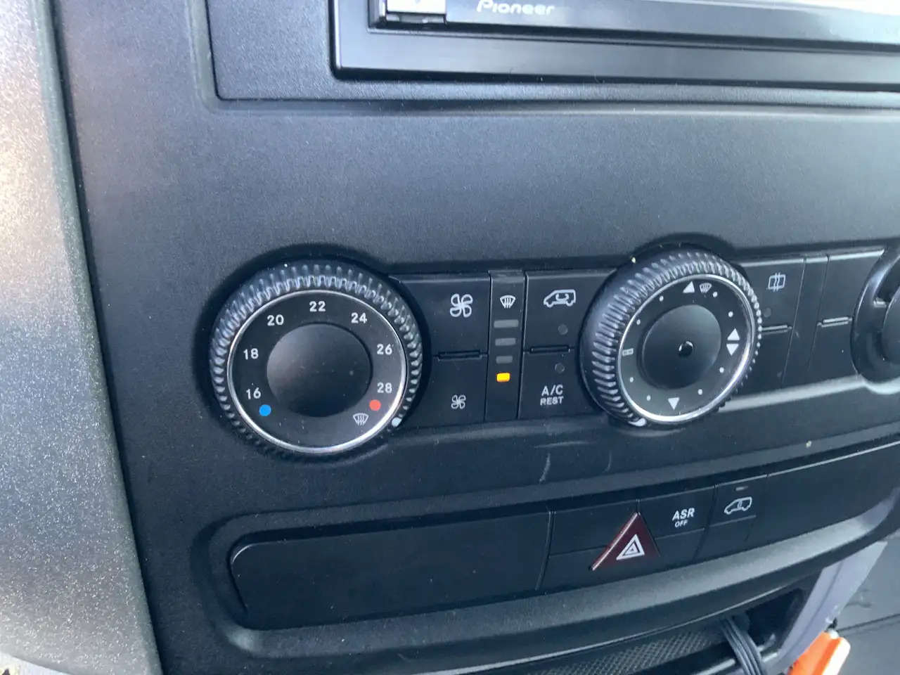 Volkswagen Crafter 50 2.0 TDI L2H1Pick Up Airco Cruise Trekhaak 3500 - Van flatbed: gambar 5 Volkswagen Crafter 50 2.0 TDI L2H1Pick Up Airco Cruise Trekhaak 3500 - Van flatbed: gambar 5