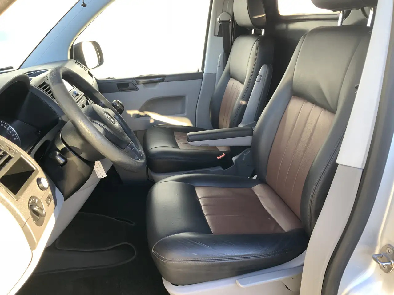 Volkswagen T5 Transporter 2.0 L1H2 Benzine Airco Navi Dub Schuifdeuren Leer - Van panel: gambar 4 Volkswagen T5 Transporter 2.0 L1H2 Benzine Airco Navi Dub Schuifdeuren Leer - Van panel: gambar 4