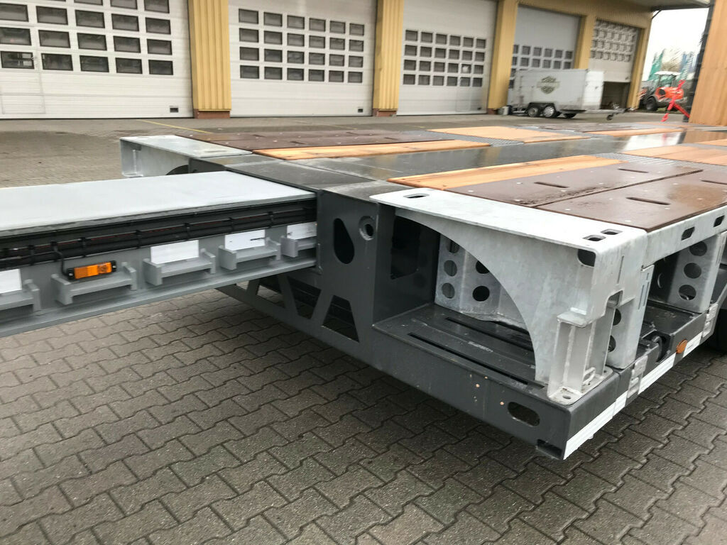 Faymonville 4-(2+2)-Achs-Tele-Semi m. Radmulden u. Rampen - Semi-trailer low bed: gambar 4 Faymonville 4-(2+2)-Achs-Tele-Semi m. Radmulden u. Rampen - Semi-trailer low bed: gambar 4