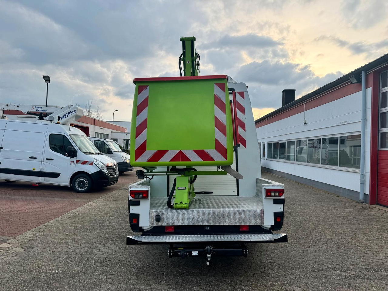 Iveco Daily 70C15 Steiger France Elevateur 172 TPFcc - Platform udara yang dipasang di truk: gambar 5 Iveco Daily 70C15 Steiger France Elevateur 172 TPFcc - Platform udara yang dipasang di truk: gambar 5