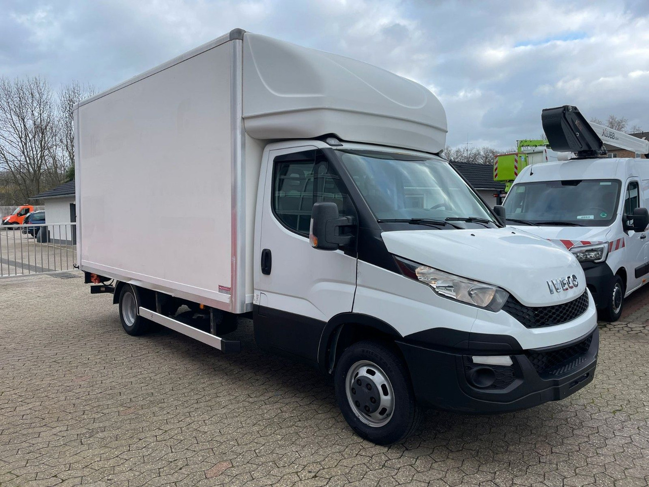 Iveco Daily Koffer 4.2m Ladebordwand Dhollandia Klima - Van box: gambar 3 Iveco Daily Koffer 4.2m Ladebordwand Dhollandia Klima - Van box: gambar 3