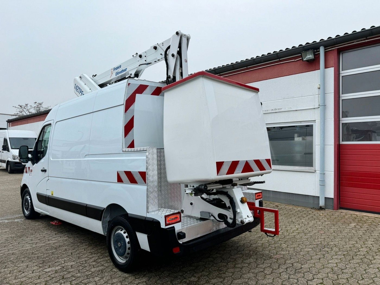Renault Master Steiger France Elévateur 142 TPFcc - Platform udara yang dipasang di truk: gambar 5 Renault Master Steiger France Elévateur 142 TPFcc - Platform udara yang dipasang di truk: gambar 5