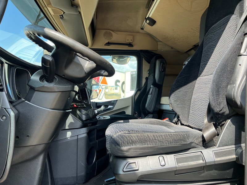 Interior photo 1: Tractor head Mercedes-Benz Actros 1845 BigSpace