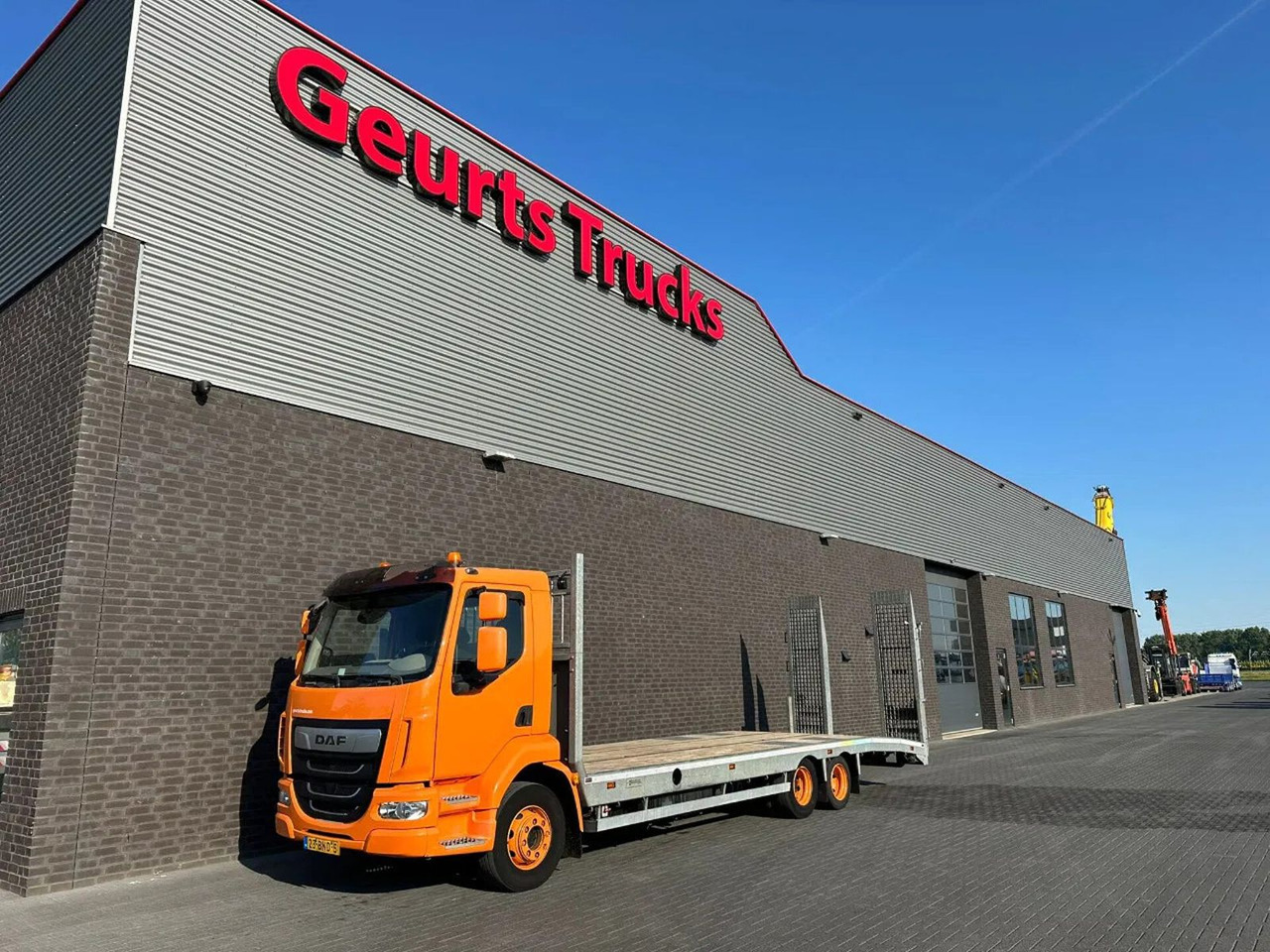 DAF LF OPRIJ 23-82 V OPRIJWAGEN / MACHINE TRANSPORTE - Truk pengangkut mobil: gambar 2 DAF LF OPRIJ 23-82 V OPRIJWAGEN / MACHINE TRANSPORTE - Truk pengangkut mobil: gambar 2