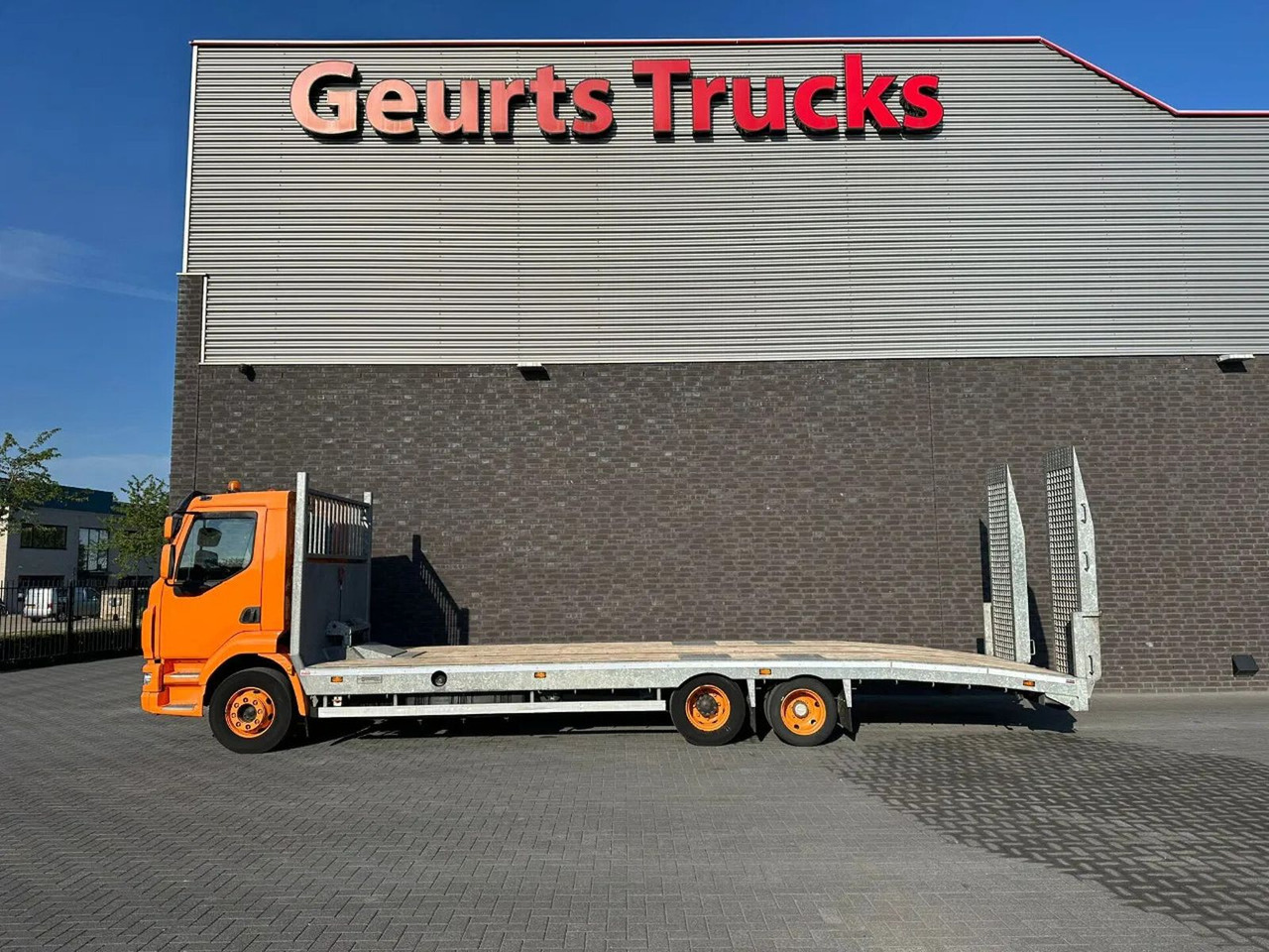 DAF LF OPRIJ 23-82 V OPRIJWAGEN / MACHINE TRANSPORTE - Truk pengangkut mobil: gambar 1 DAF LF OPRIJ 23-82 V OPRIJWAGEN / MACHINE TRANSPORTE - Truk pengangkut mobil: gambar 1