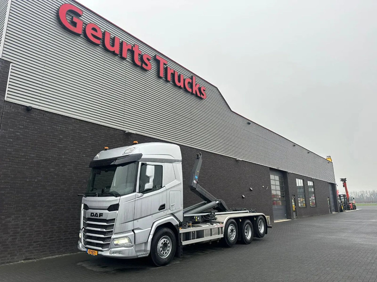 DAF XF 530 8X2 TRIPLE VDL S-30-6700 HAAKARMSYSTEEM/A - Hook lift: gambar 2 DAF XF 530 8X2 TRIPLE VDL S-30-6700 HAAKARMSYSTEEM/A - Hook lift: gambar 2