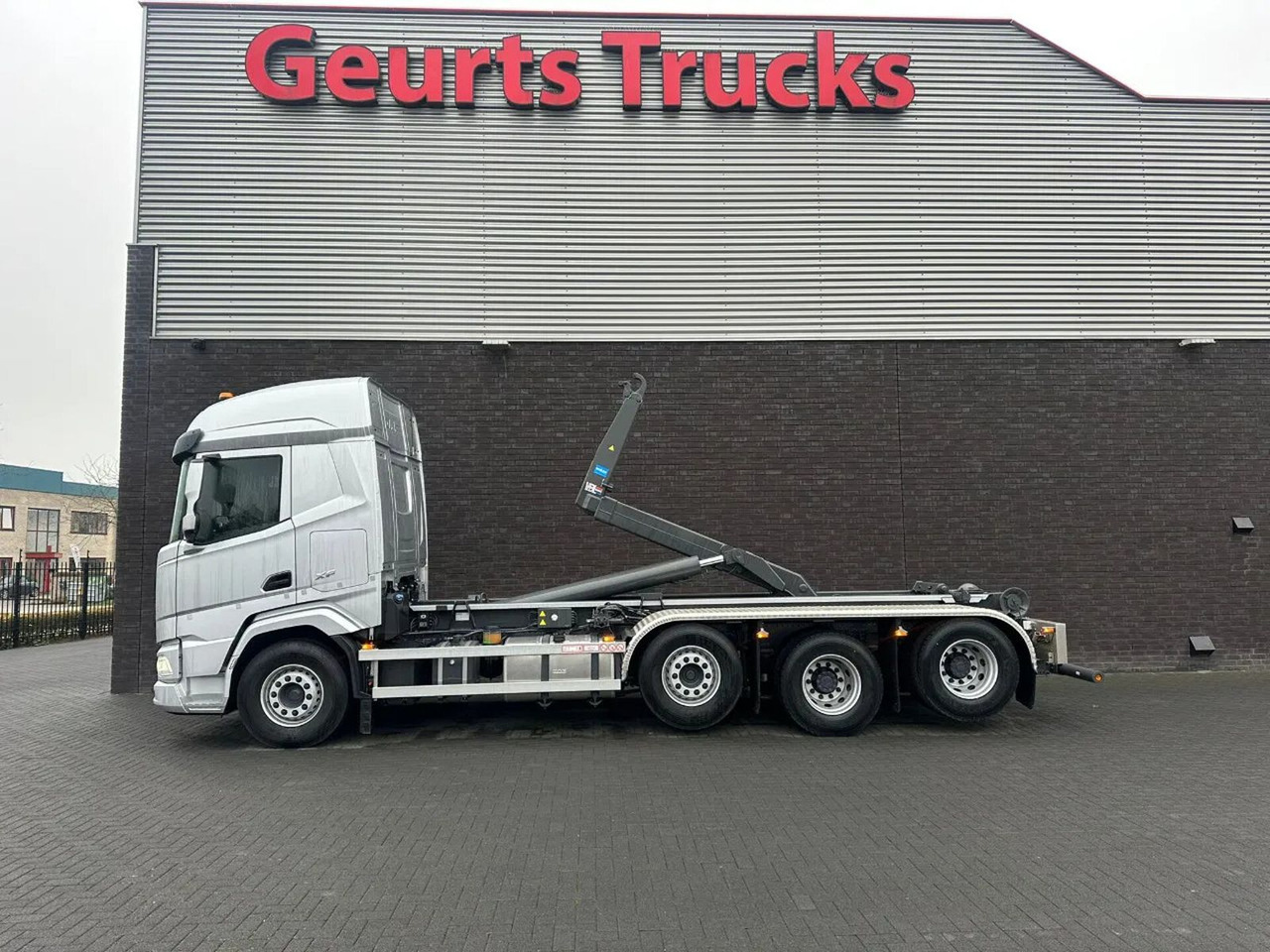 DAF XF 530 8X2 TRIPLE VDL S-30-6700 HAAKARMSYSTEEM/A - Hook lift: gambar 1 DAF XF 530 8X2 TRIPLE VDL S-30-6700 HAAKARMSYSTEEM/A - Hook lift: gambar 1
