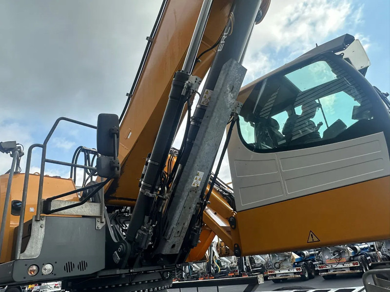 Mesin pengisi Liebherr LH 60 M LITRONIC INDUSTRY MATERIAL HANDLER/ UMSCHLAGBAGGER/ OVERSLAGKRAAN: gambar 17 Mesin pengisi Liebherr LH 60 M LITRONIC INDUSTRY MATERIAL HANDLER/ UMSCHLAGBAGGER/ OVERSLAGKRAAN: gambar 17