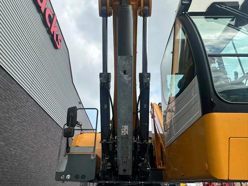 Mesin pengisi Liebherr LH 60 M LITRONIC INDUSTRY MATERIAL HANDLER/ UMSCHLAGBAGGER/ OVERSLAGKRAAN: gambar 18 Mesin pengisi Liebherr LH 60 M LITRONIC INDUSTRY MATERIAL HANDLER/ UMSCHLAGBAGGER/ OVERSLAGKRAAN: gambar 18