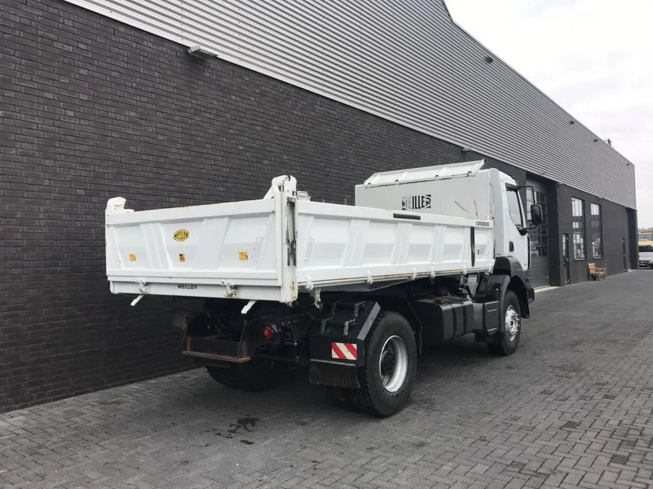 Renault Kerax 330 DXI 4X2 KIPPER/TIPPER ONLY 27.000 KM ! - Truk jungkit: gambar 5 Renault Kerax 330 DXI 4X2 KIPPER/TIPPER ONLY 27.000 KM ! - Truk jungkit: gambar 5