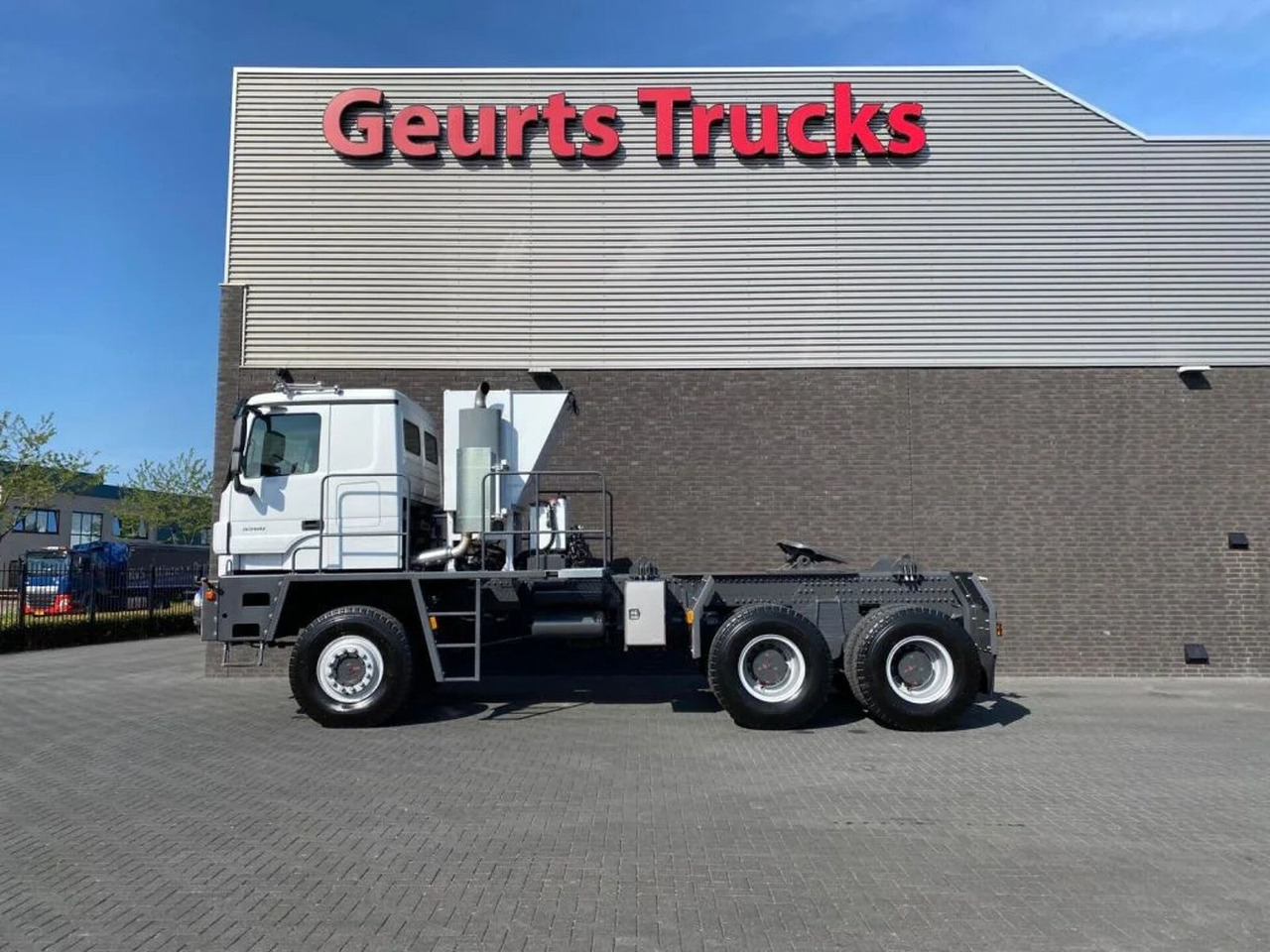 Mercedes-Benz TITAN 5560 Z52-600 F TITAN 5560 Z52-600 F 6X6 HE - Tractor head: gambar 1 Mercedes-Benz TITAN 5560 Z52-600 F TITAN 5560 Z52-600 F 6X6 HE - Tractor head: gambar 1