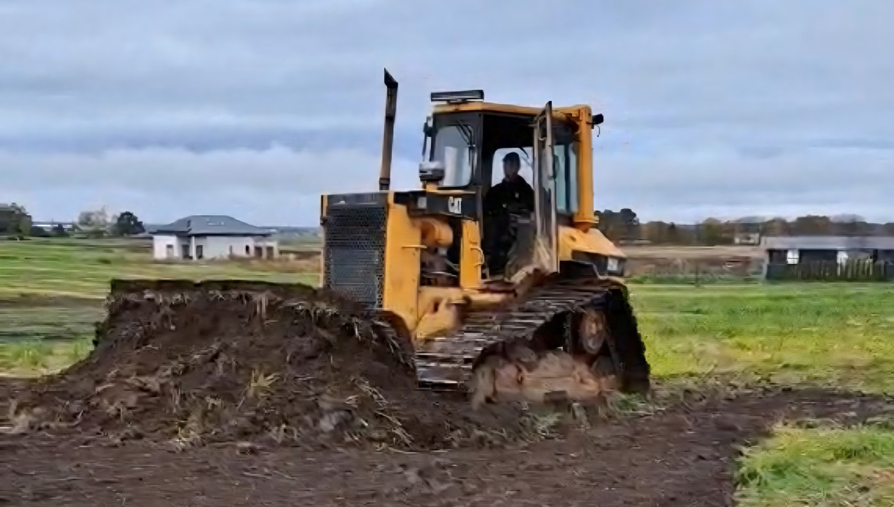 CATERPILLAR D5 M - Bulldozer: gambar 1 CATERPILLAR D5 M - Bulldozer: gambar 1