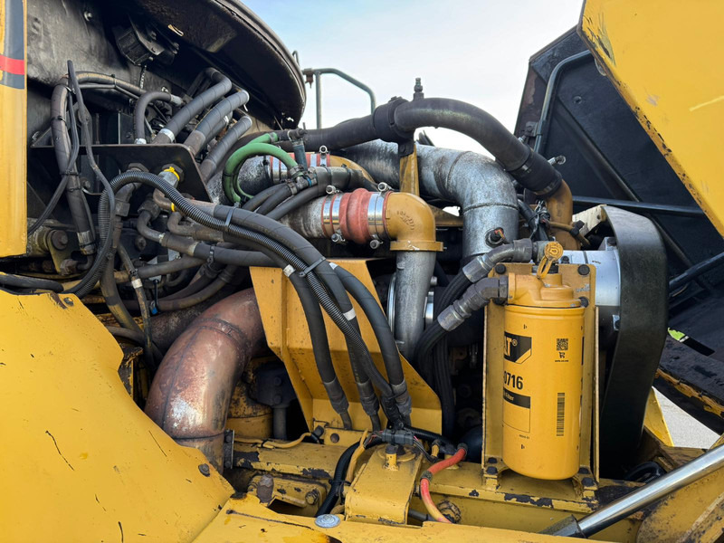 Truk tangki Caterpillar 725 Fuel truck: gambar 16