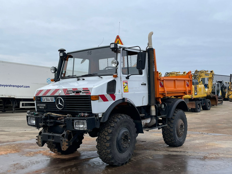 MERCEDESBENZ Unimog U1600 - Truk jungkit: gambar 1 MERCEDESBENZ Unimog U1600 - Truk jungkit: gambar 1