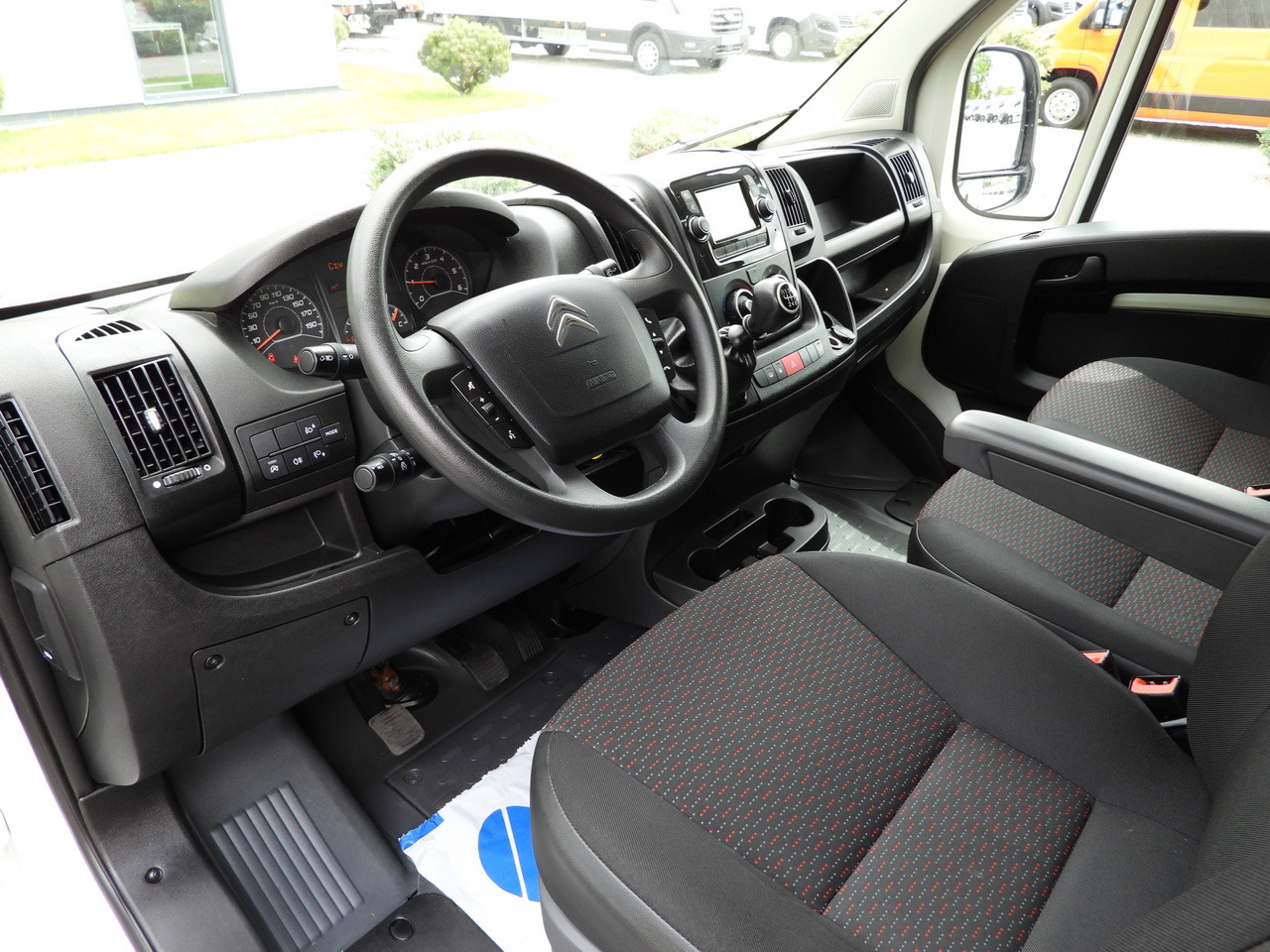 CITROEN JUMPER BOX LIFT 8 PALLETS CRUISE CONTROL NAVIGATION AIR CONDITIONING 165HP - Van box: gambar 2 CITROEN JUMPER BOX LIFT 8 PALLETS CRUISE CONTROL NAVIGATION AIR CONDITIONING 165HP - Van box: gambar 2