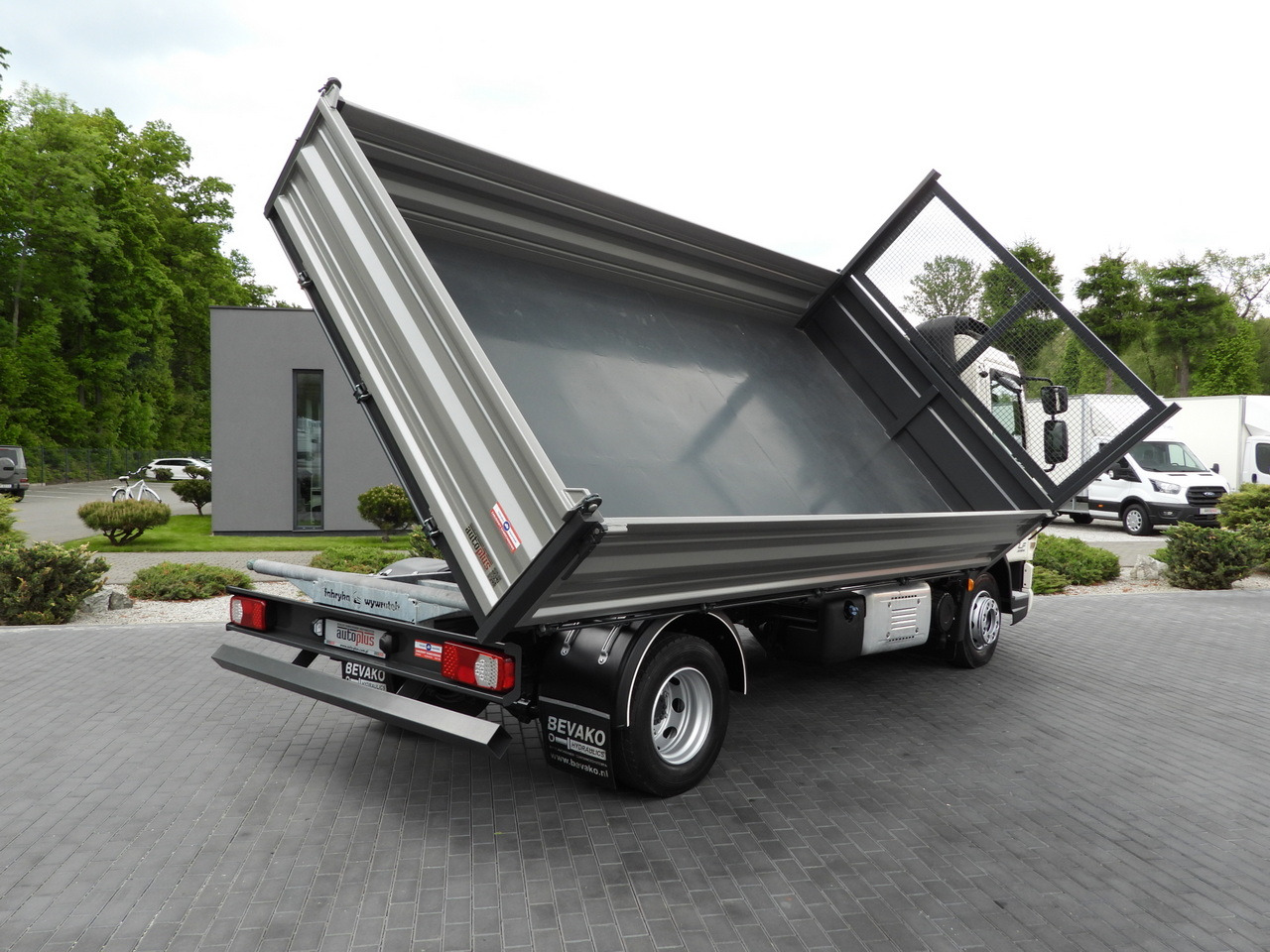 DAF LF 180 THREE-WAY TIPPER CRUISE CONTROL LED LIGHTS AUTOMATIC TRANSMISSION TWIN WHEELS AIR CONDITIONING 180HP - Truk jungkit: gambar 3 DAF LF 180 THREE-WAY TIPPER CRUISE CONTROL LED LIGHTS AUTOMATIC TRANSMISSION TWIN WHEELS AIR CONDITIONING 180HP - Truk jungkit: gambar 3