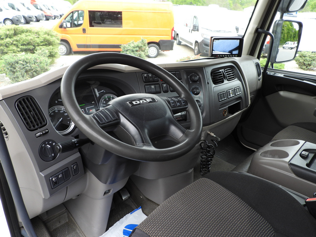 DAF LF 180 THREE-WAY TIPPER CRUISE CONTROL LED LIGHTS AUTOMATIC TRANSMISSION TWIN WHEELS AIR CONDITIONING 180HP - Truk jungkit: gambar 2 DAF LF 180 THREE-WAY TIPPER CRUISE CONTROL LED LIGHTS AUTOMATIC TRANSMISSION TWIN WHEELS AIR CONDITIONING 180HP - Truk jungkit: gambar 2