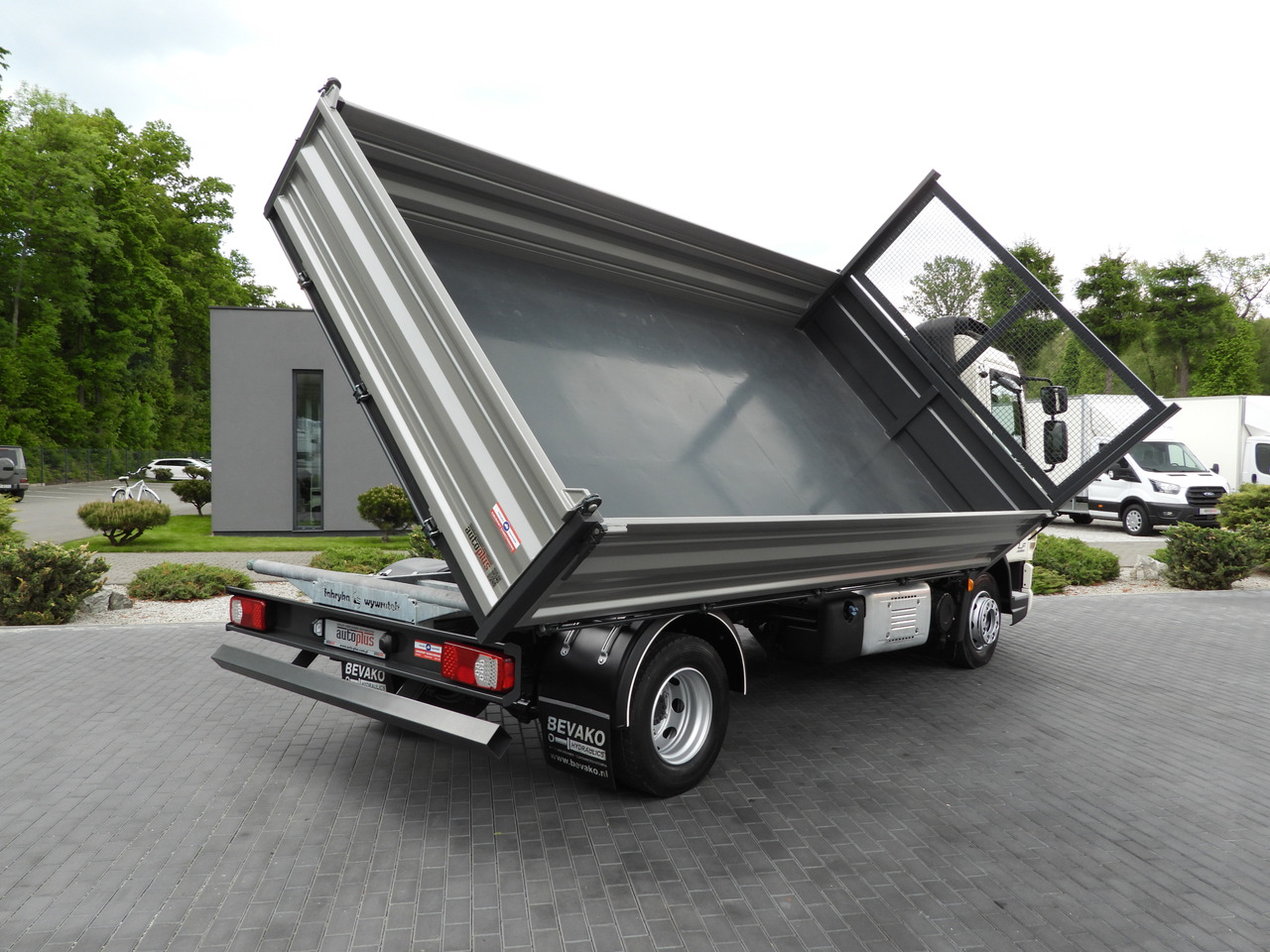 DAF LF 180 THREE-WAY TIPPER CRUISE CONTROL LED LIGHTS AUTOMATIC TRANSMISSION TWIN WHEELS AIR CONDITIONING 180HP - Truk jungkit: gambar 3 DAF LF 180 THREE-WAY TIPPER CRUISE CONTROL LED LIGHTS AUTOMATIC TRANSMISSION TWIN WHEELS AIR CONDITIONING 180HP - Truk jungkit: gambar 3