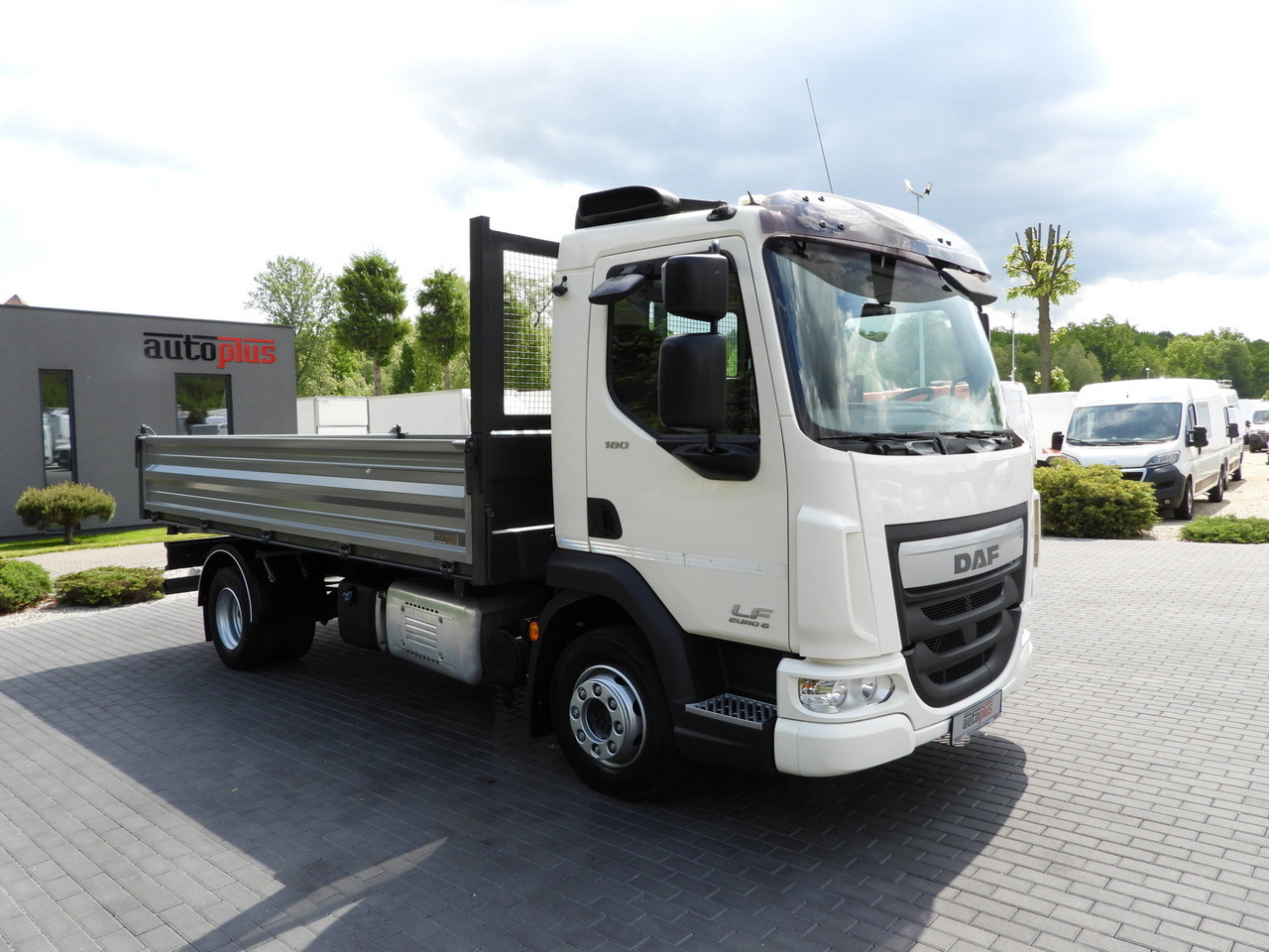 DAF LF 180 THREE-WAY TIPPER CRUISE CONTROL LED LIGHTS AUTOMATIC TRANSMISSION TWIN WHEELS AIR CONDITIONING 180HP - Truk jungkit: gambar 4 DAF LF 180 THREE-WAY TIPPER CRUISE CONTROL LED LIGHTS AUTOMATIC TRANSMISSION TWIN WHEELS AIR CONDITIONING 180HP - Truk jungkit: gambar 4