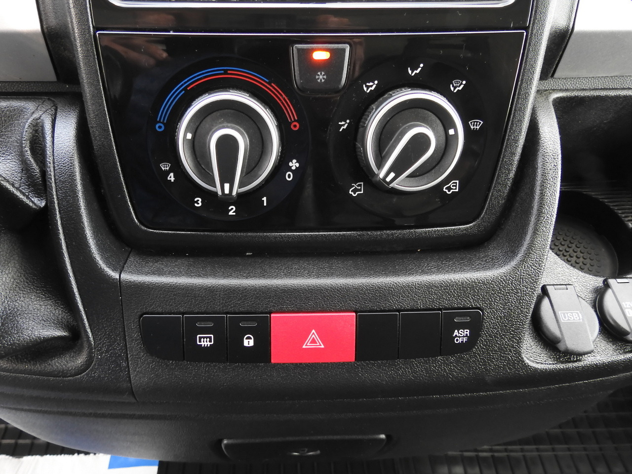 Van box FIAT DUCATO BOX LIFT 8 PALLETS CRUISE CONTROL NAVIGATION LED LIGHTS AIR CONDITIONING 130HP: gambar 34 Van box FIAT DUCATO BOX LIFT 8 PALLETS CRUISE CONTROL NAVIGATION LED LIGHTS AIR CONDITIONING 130HP: gambar 34