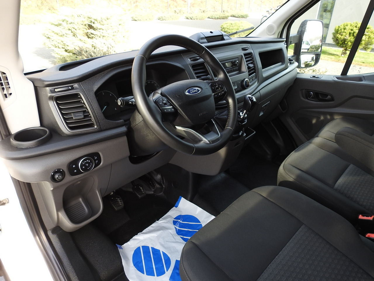 FORD TRANSIT BOX LIFT 8 PALLETS CRUISE CONTROL AIR CONDITIONING 130HP - Van box: gambar 2 FORD TRANSIT BOX LIFT 8 PALLETS CRUISE CONTROL AIR CONDITIONING 130HP - Van box: gambar 2