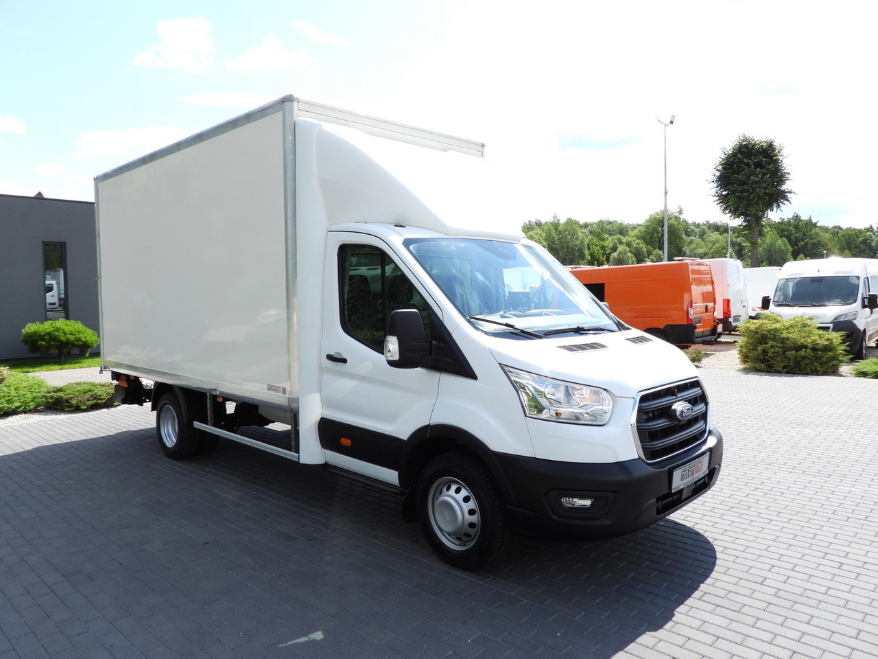 FORD TRANSIT BOX LIFT 8 PALLETS CRUISE CONTROL LED LIGHTS TWIN WHEELS AIR CONDITIONING 130HP - Van box: gambar 4 FORD TRANSIT BOX LIFT 8 PALLETS CRUISE CONTROL LED LIGHTS TWIN WHEELS AIR CONDITIONING 130HP - Van box: gambar 4