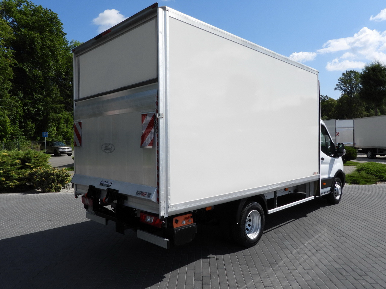 FORD TRANSIT BOX LIFT 8 PALLETS CRUISE CONTROL LED LIGHTS TWIN WHEELS AIR CONDITIONING 130HP - Van box: gambar 3 FORD TRANSIT BOX LIFT 8 PALLETS CRUISE CONTROL LED LIGHTS TWIN WHEELS AIR CONDITIONING 130HP - Van box: gambar 3