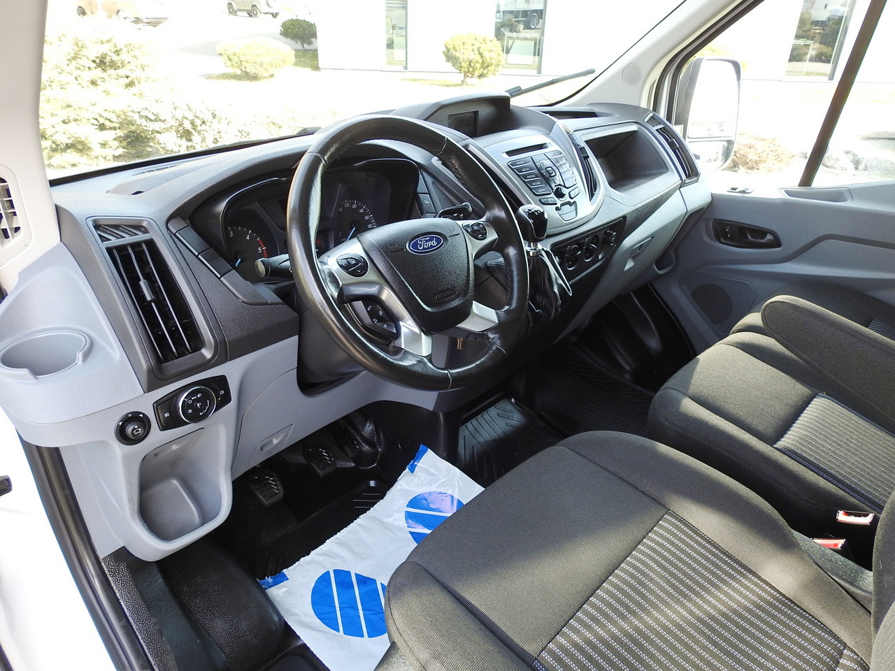 FORD TRANSIT BOX LIFT 8 PALLETS CRUISE CONTROL LED LIGHTS TWIN WHEELS AIR CONDITIONING 170HP - Van box: gambar 2 FORD TRANSIT BOX LIFT 8 PALLETS CRUISE CONTROL LED LIGHTS TWIN WHEELS AIR CONDITIONING 170HP - Van box: gambar 2