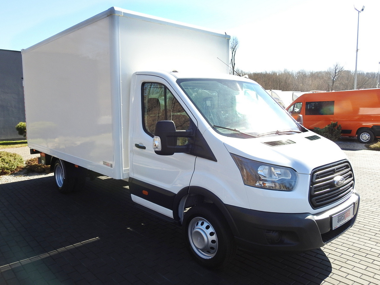 FORD TRANSIT BOX LIFT 8 PALLETS TWIN WHEELS AIR CONDITIONING 130HP - Van box: gambar 4 FORD TRANSIT BOX LIFT 8 PALLETS TWIN WHEELS AIR CONDITIONING 130HP - Van box: gambar 4