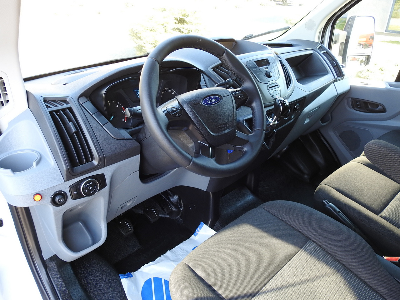 FORD TRANSIT BOX LIFT 8 PALLETS TWIN WHEELS AIR CONDITIONING 130HP - Van box: gambar 2 FORD TRANSIT BOX LIFT 8 PALLETS TWIN WHEELS AIR CONDITIONING 130HP - Van box: gambar 2