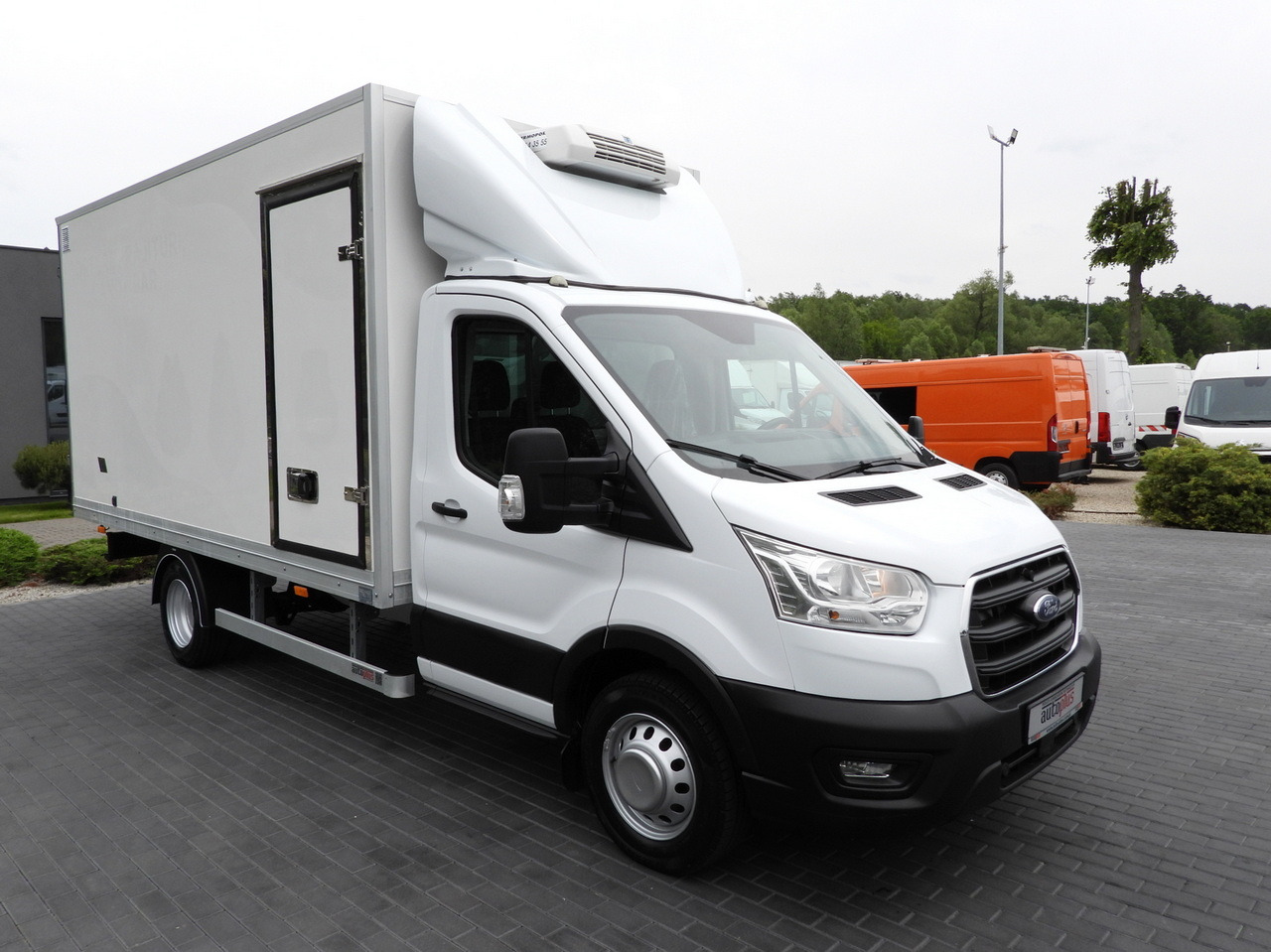 FORD TRANSIT BOX / REFRIGERATOR BOX 5*C / CRUISE CONTROL LED LIGHTS TWIN WHEELS AIR CONDITIONING 130HP - Van box: gambar 4 FORD TRANSIT BOX / REFRIGERATOR BOX 5*C / CRUISE CONTROL LED LIGHTS TWIN WHEELS AIR CONDITIONING 130HP - Van box: gambar 4