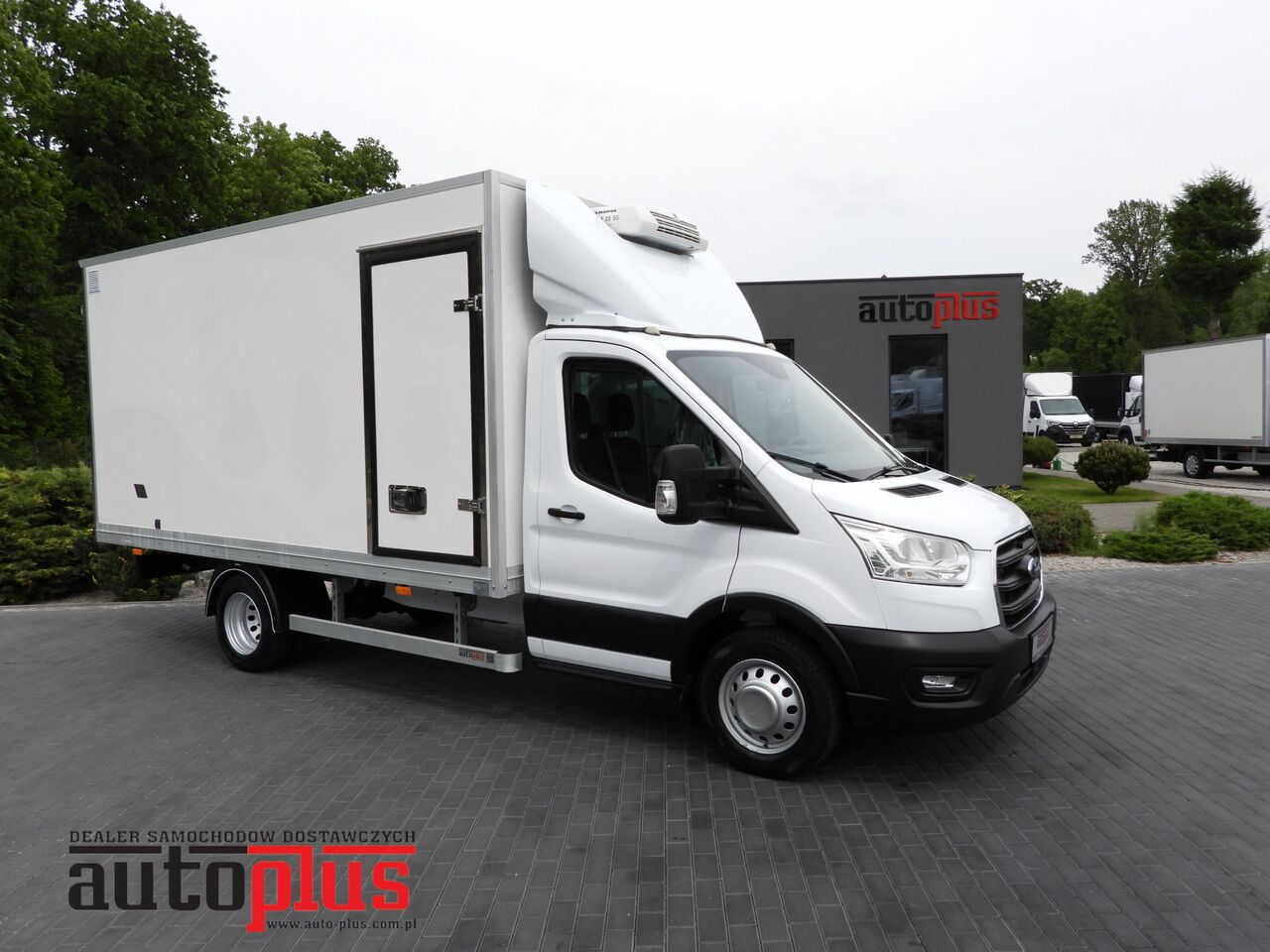 FORD TRANSIT BOX / REFRIGERATOR BOX 5*C / CRUISE CONTROL LED LIGHTS TWIN WHEELS AIR CONDITIONING 130HP - Van berpendingin: gambar 1 FORD TRANSIT BOX / REFRIGERATOR BOX 5*C / CRUISE CONTROL LED LIGHTS TWIN WHEELS AIR CONDITIONING 130HP - Van berpendingin: gambar 1