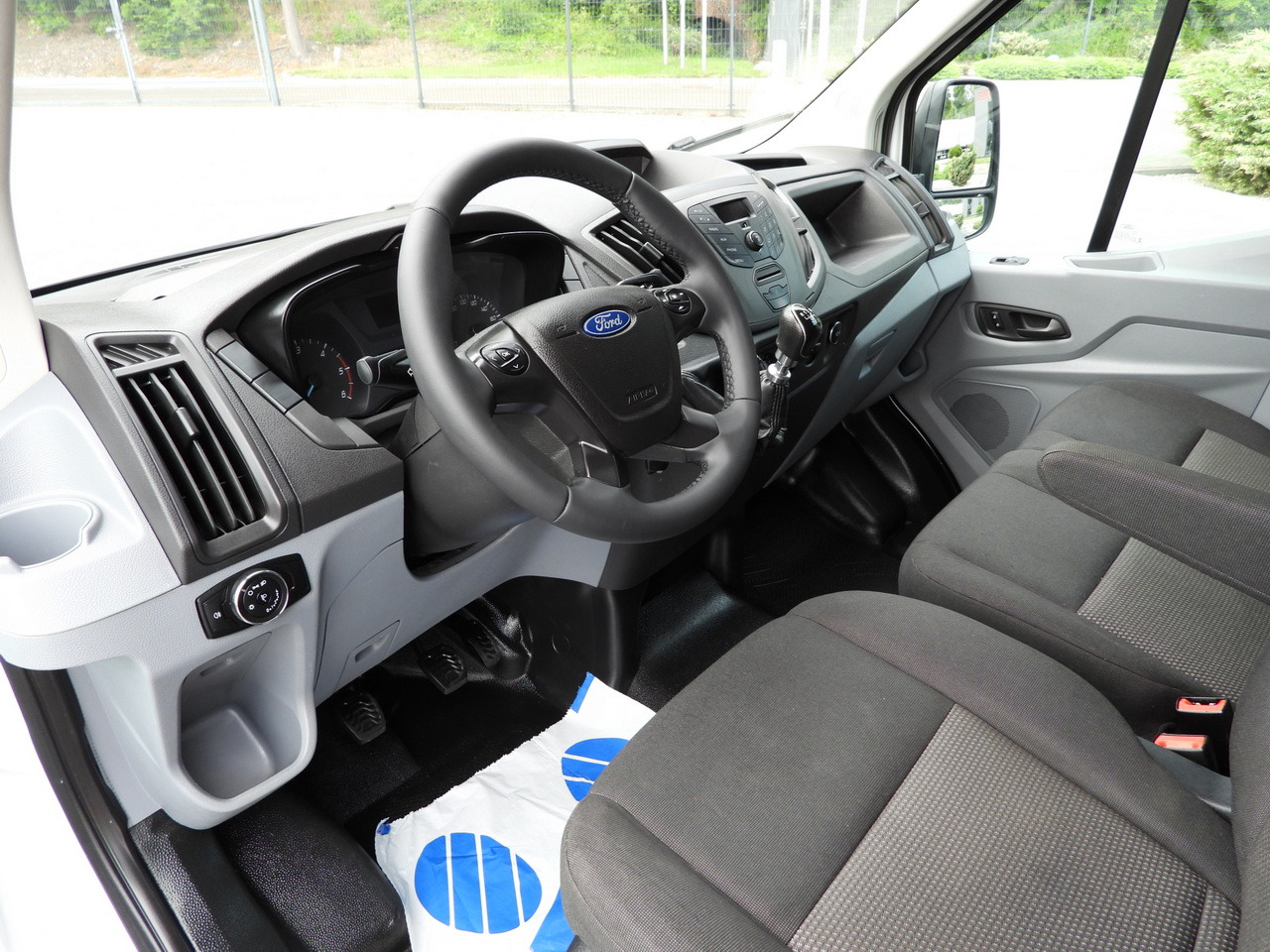 FORD TRANSIT REFRIGERATOR VAN 5*C AIR CONDITIONING 105HP - Van berpendingin: gambar 2 FORD TRANSIT REFRIGERATOR VAN 5*C AIR CONDITIONING 105HP - Van berpendingin: gambar 2