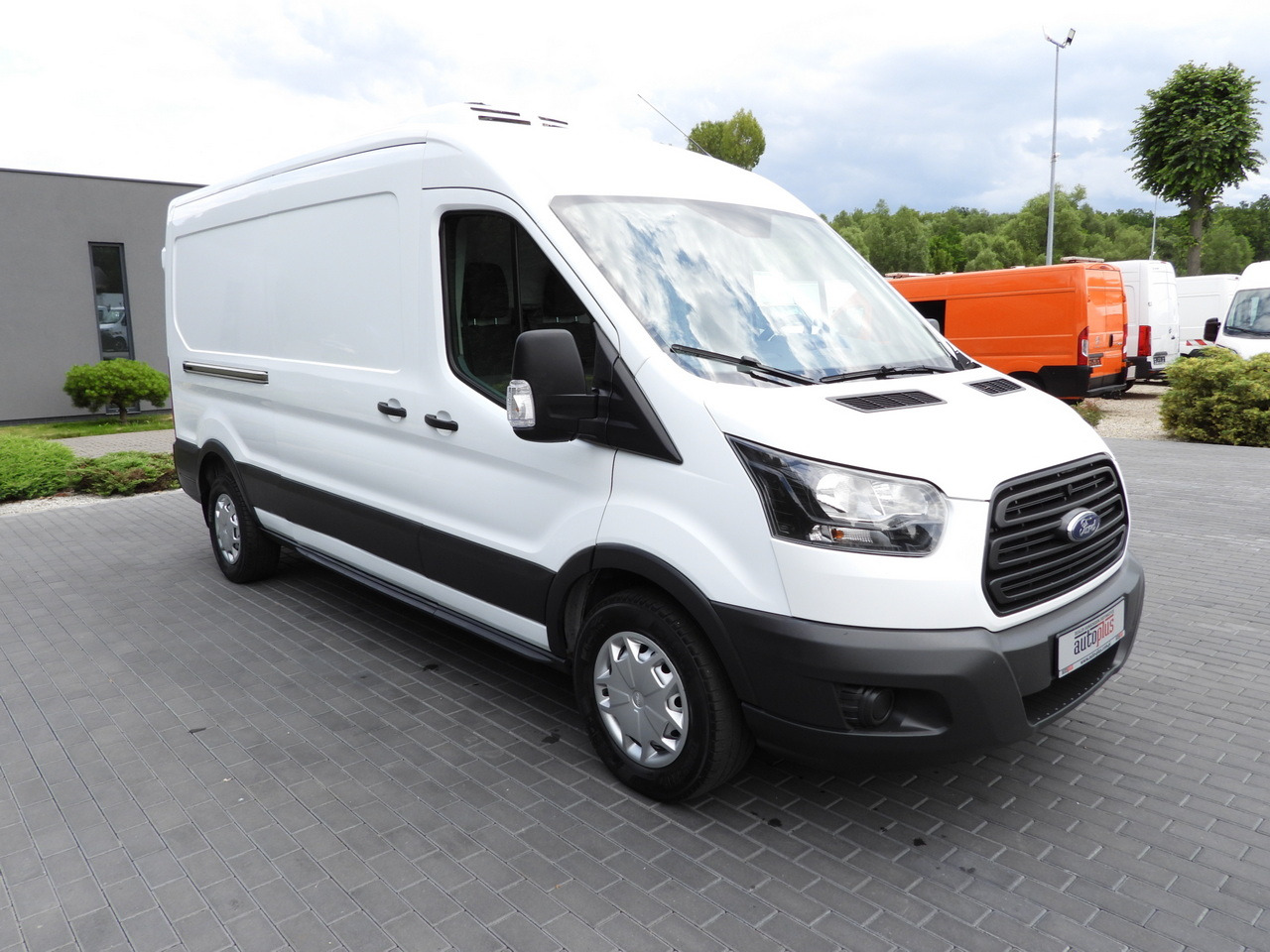 FORD TRANSIT REFRIGERATOR VAN 5*C AIR CONDITIONING 105HP - Van berpendingin: gambar 4 FORD TRANSIT REFRIGERATOR VAN 5*C AIR CONDITIONING 105HP - Van berpendingin: gambar 4