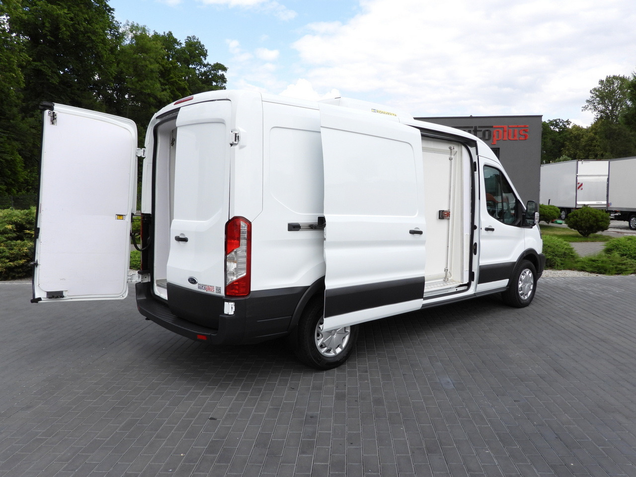 FORD TRANSIT REFRIGERATOR VAN 5*C AIR CONDITIONING 105HP - Van berpendingin: gambar 3 FORD TRANSIT REFRIGERATOR VAN 5*C AIR CONDITIONING 105HP - Van berpendingin: gambar 3