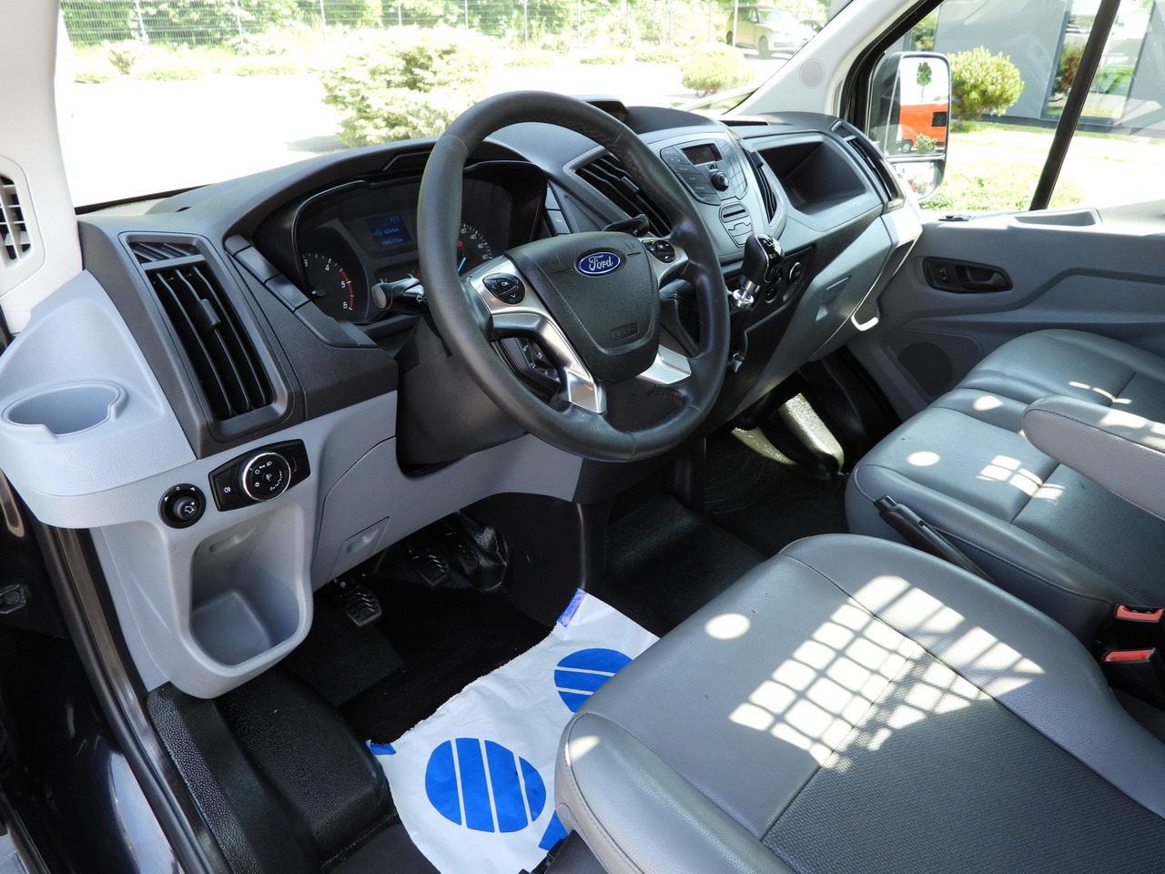 FORD TRANSIT STAKE BODY 8 PALLETS CRUISE CONTROL TWIN WHEELS AIR CONDITIONING 125HP - Van flatbed: gambar 2 FORD TRANSIT STAKE BODY 8 PALLETS CRUISE CONTROL TWIN WHEELS AIR CONDITIONING 125HP - Van flatbed: gambar 2