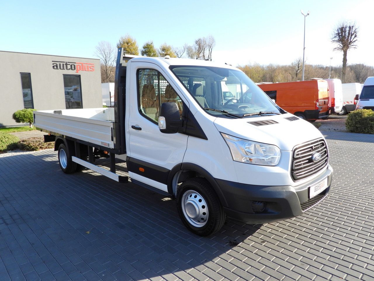 FORD TRANSIT STAKE BODY 8 PALLETS TWIN WHEELS AIR CONDITIONING 155HP - Van flatbed: gambar 4 FORD TRANSIT STAKE BODY 8 PALLETS TWIN WHEELS AIR CONDITIONING 155HP - Van flatbed: gambar 4