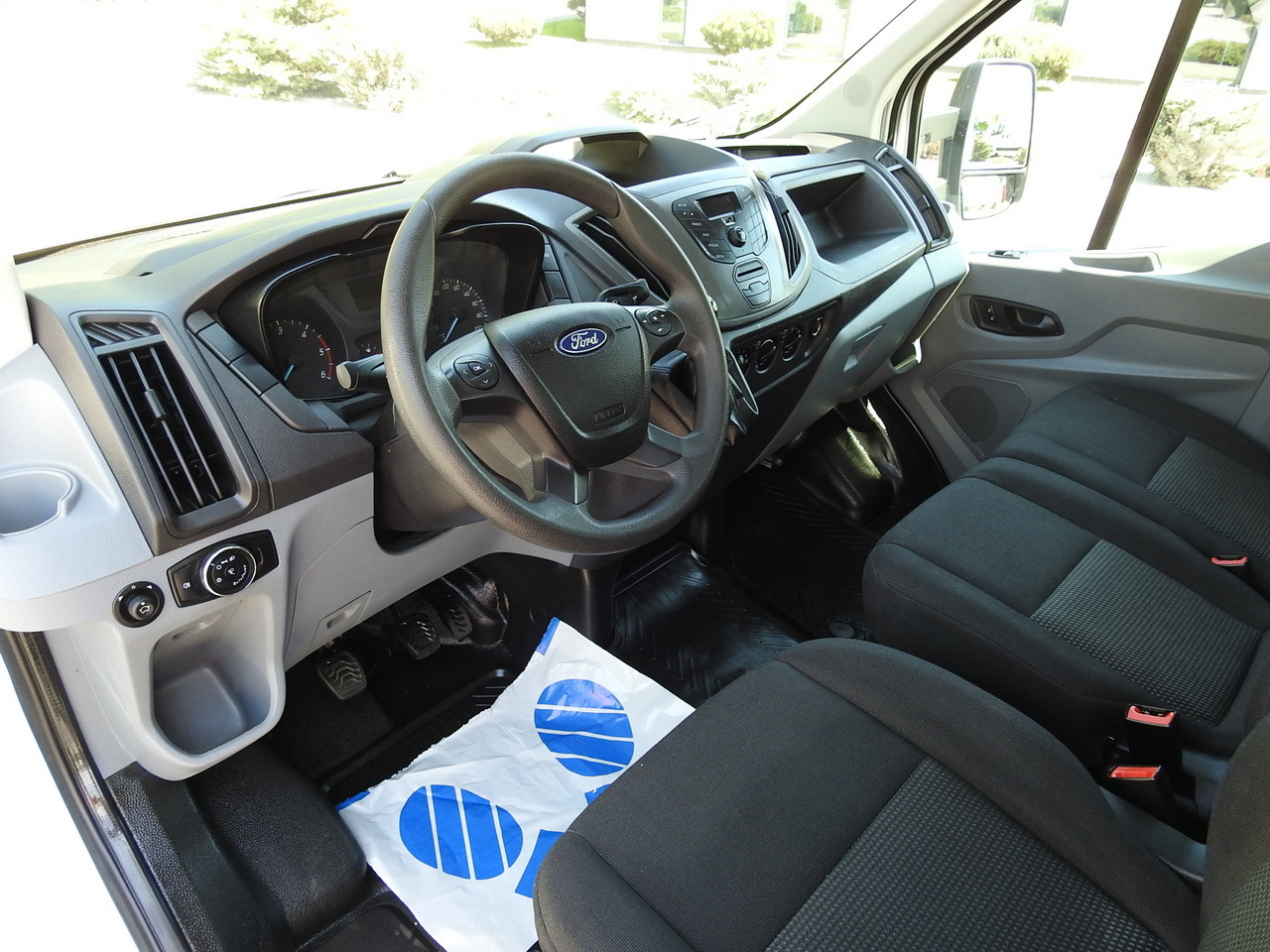 FORD TRANSIT STAKE BODY DOUBLE CABIN DOKA 7 SEATS AIR CONDITIONING 130HP - Van flatbed: gambar 2 FORD TRANSIT STAKE BODY DOUBLE CABIN DOKA 7 SEATS AIR CONDITIONING 130HP - Van flatbed: gambar 2