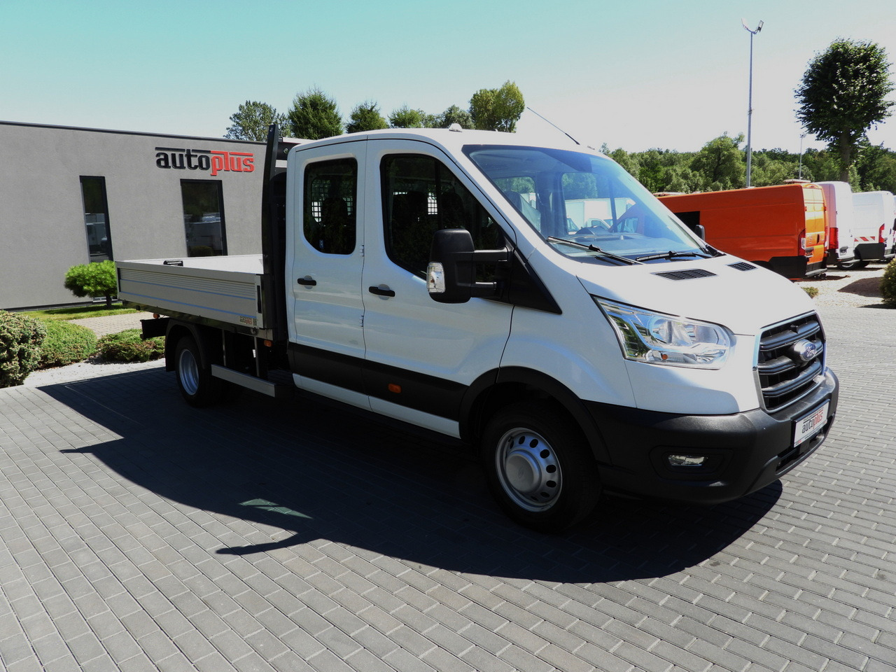 FORD TRANSIT STAKE BODY DOUBLE CABIN DOKA 7 SEATS TWIN WHEELS AIR CONDITIONING 130HP - Van flatbed: gambar 4 FORD TRANSIT STAKE BODY DOUBLE CABIN DOKA 7 SEATS TWIN WHEELS AIR CONDITIONING 130HP - Van flatbed: gambar 4