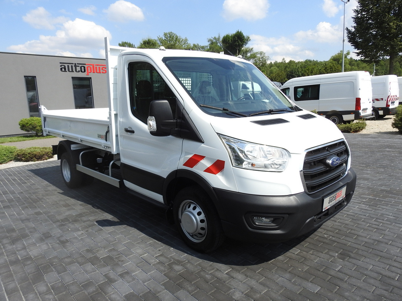 FORD TRANSIT TIPPER CRUISE CONTROL AIR CONDITIONING TWIN WHEELS 170HP - Van jungkit: gambar 4 FORD TRANSIT TIPPER CRUISE CONTROL AIR CONDITIONING TWIN WHEELS 170HP - Van jungkit: gambar 4