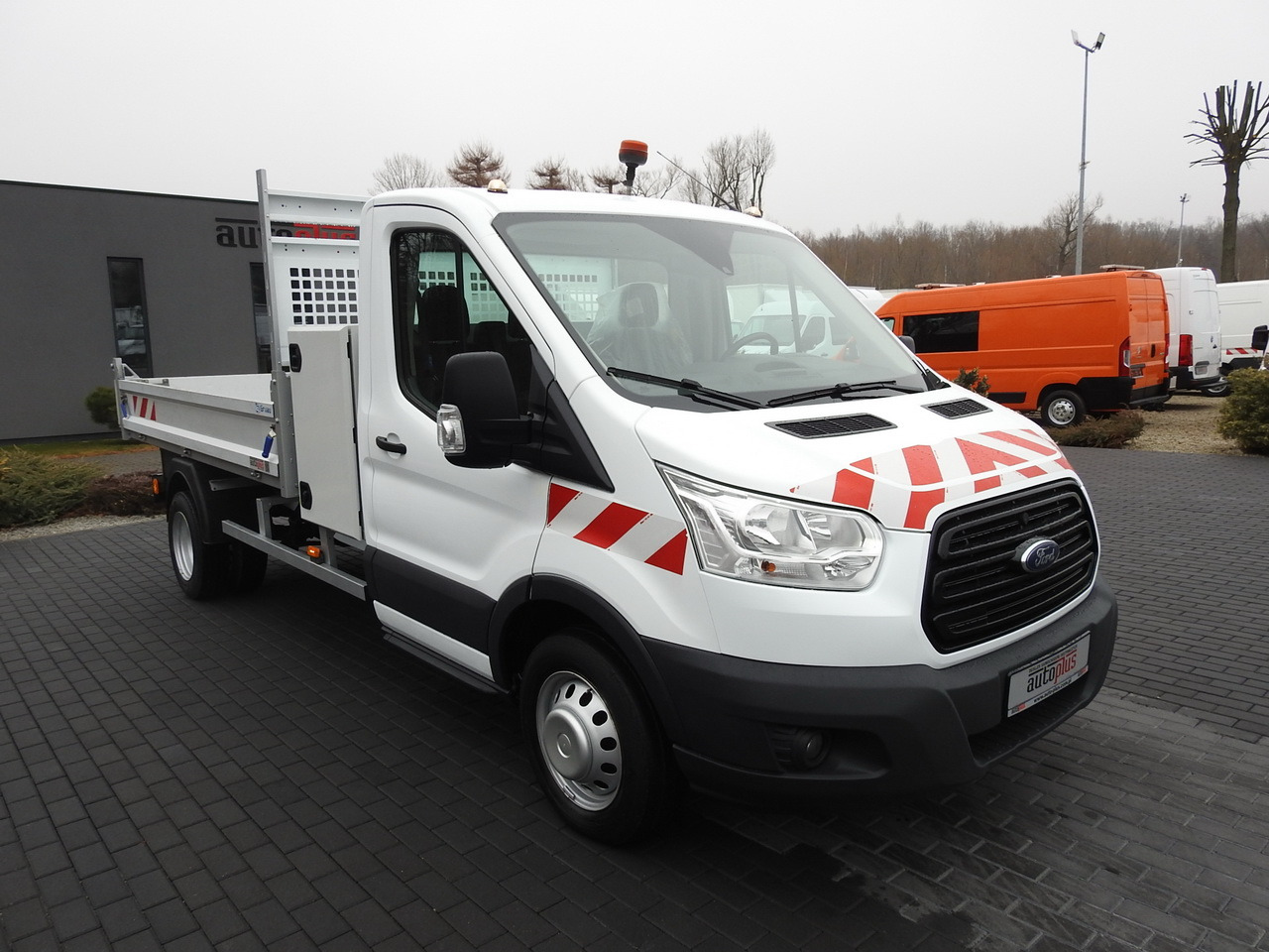 FORD TRANSIT TIPPER CRUISE CONTROL AIR CONDITIONING TWIN WHEELS 170HP - Van jungkit: gambar 4 FORD TRANSIT TIPPER CRUISE CONTROL AIR CONDITIONING TWIN WHEELS 170HP - Van jungkit: gambar 4