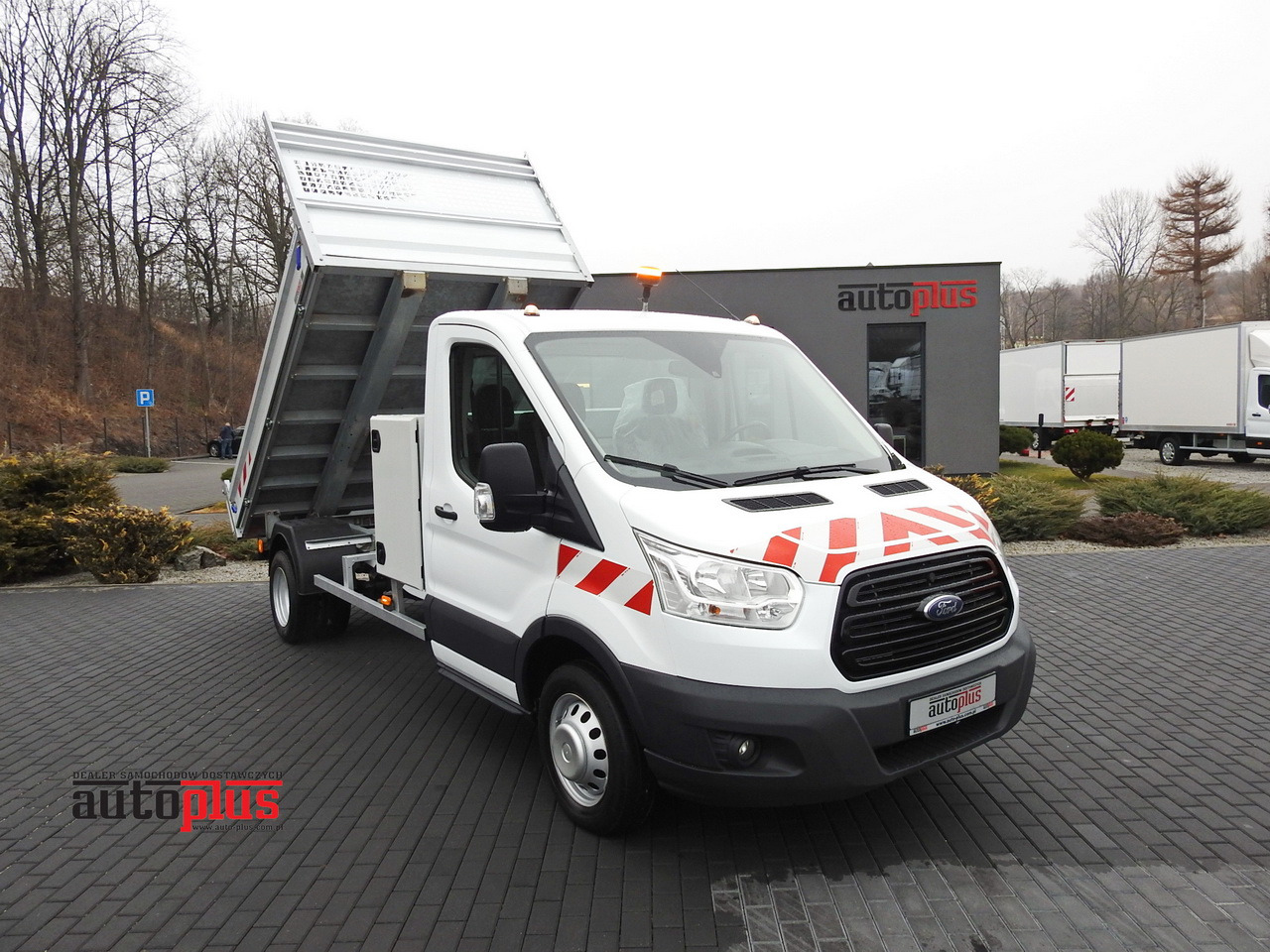 FORD TRANSIT TIPPER CRUISE CONTROL AIR CONDITIONING TWIN WHEELS 170HP - Van jungkit: gambar 1 FORD TRANSIT TIPPER CRUISE CONTROL AIR CONDITIONING TWIN WHEELS 170HP - Van jungkit: gambar 1
