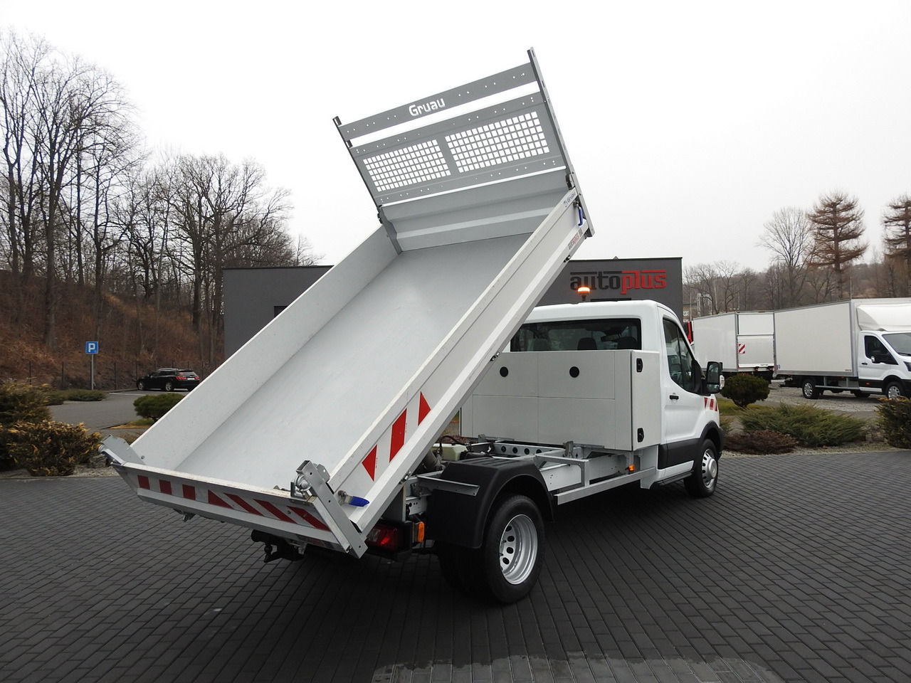 FORD TRANSIT TIPPER CRUISE CONTROL AIR CONDITIONING TWIN WHEELS 170HP - Van jungkit: gambar 3 FORD TRANSIT TIPPER CRUISE CONTROL AIR CONDITIONING TWIN WHEELS 170HP - Van jungkit: gambar 3