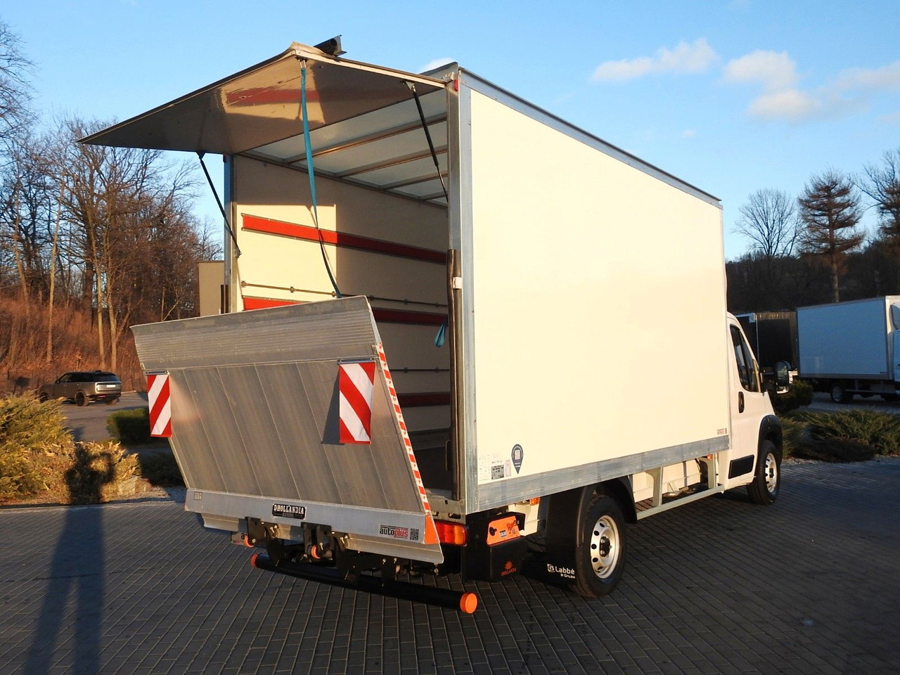Fiat DUCATO KOFFER AUFZUG 8 PALETTEN TEMPOMAT - Van box: gambar 3 Fiat DUCATO KOFFER AUFZUG 8 PALETTEN TEMPOMAT - Van box: gambar 3