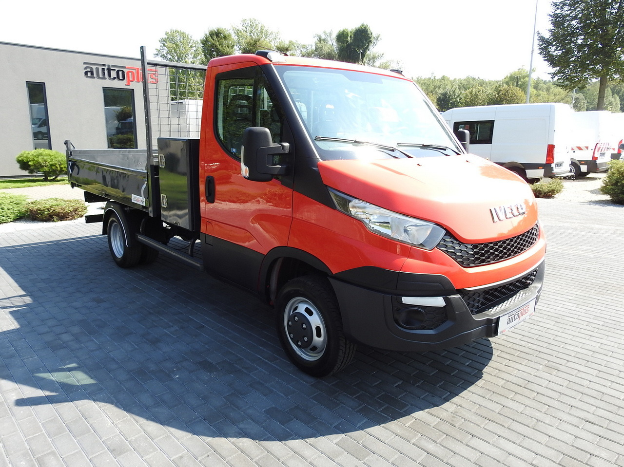 IVECO DAILY 35C13 TIPPER CRUISE CONTROL AIR CONDITIONING TWIN WHEELS 130HP - Van jungkit: gambar 4 IVECO DAILY 35C13 TIPPER CRUISE CONTROL AIR CONDITIONING TWIN WHEELS 130HP - Van jungkit: gambar 4