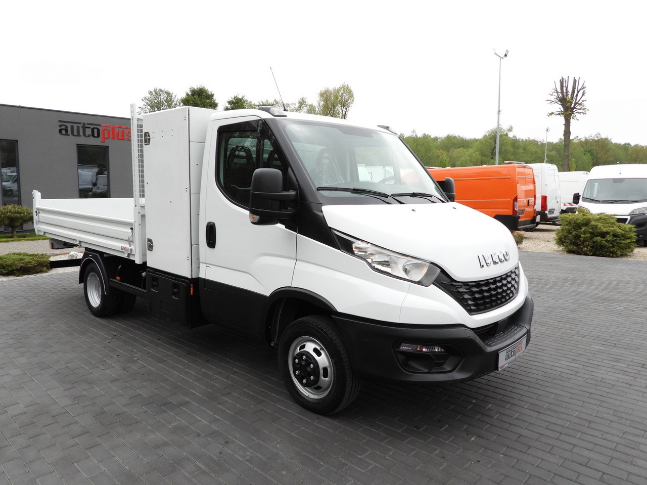 IVECO DAILY 35C14 TIPPER CRUISE CONTROL TWIN WHEELS 140HP - Van jungkit: gambar 4 IVECO DAILY 35C14 TIPPER CRUISE CONTROL TWIN WHEELS 140HP - Van jungkit: gambar 4