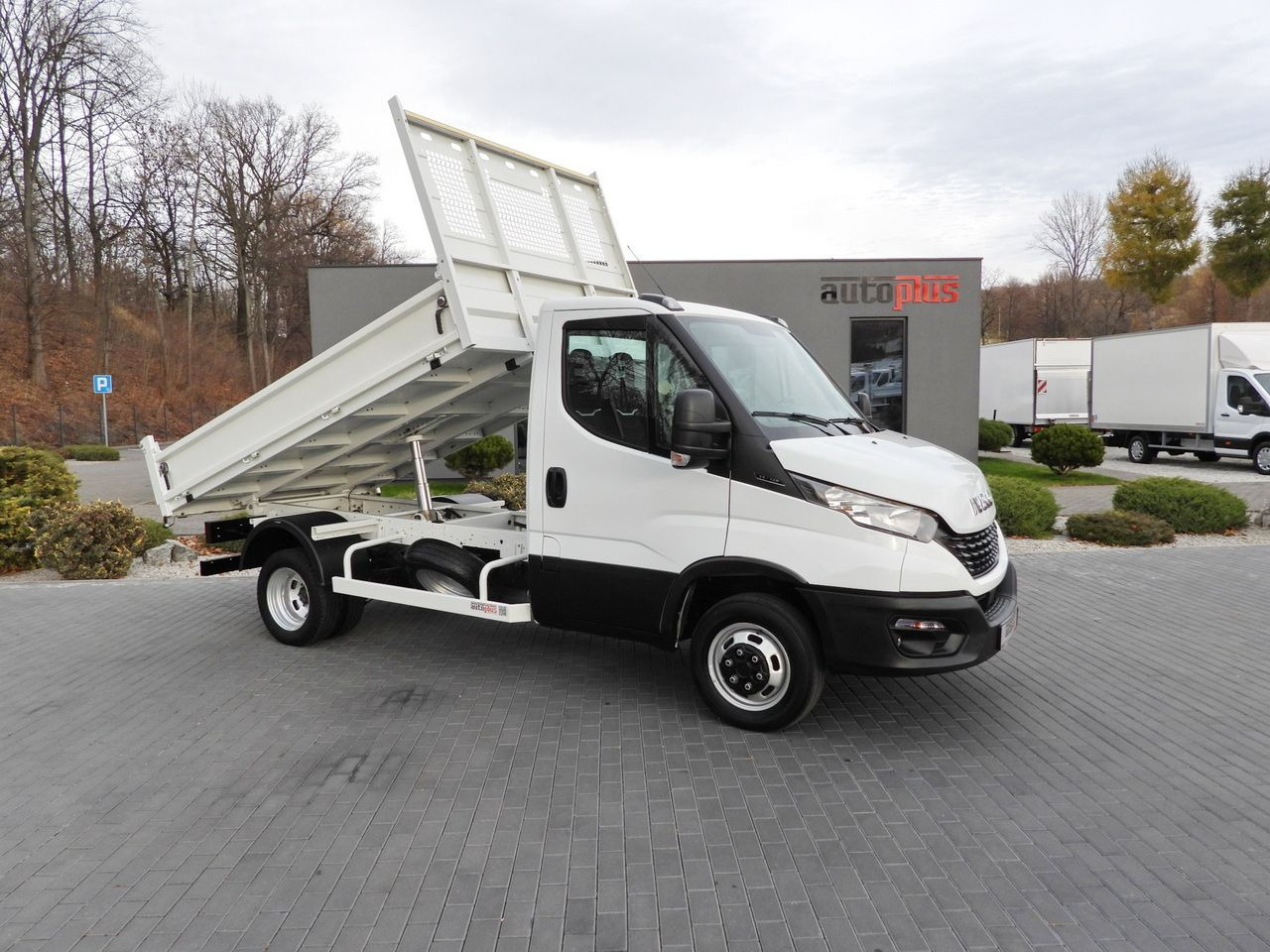 IVECO DAILY 35C14 TIPPER CRUISE CONTROL TWIN WHEELS AIR CONDITIONING 140HP - Van jungkit: gambar 4 IVECO DAILY 35C14 TIPPER CRUISE CONTROL TWIN WHEELS AIR CONDITIONING 140HP - Van jungkit: gambar 4