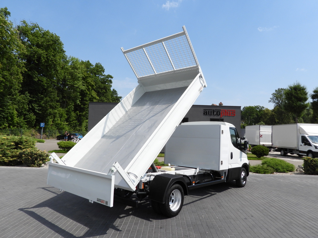 IVECO DAILY 35C15 TIPPER CRUISE CONTROL TWIN WHEELS AIR CONDITIONING 150HP - Van jungkit: gambar 3 IVECO DAILY 35C15 TIPPER CRUISE CONTROL TWIN WHEELS AIR CONDITIONING 150HP - Van jungkit: gambar 3