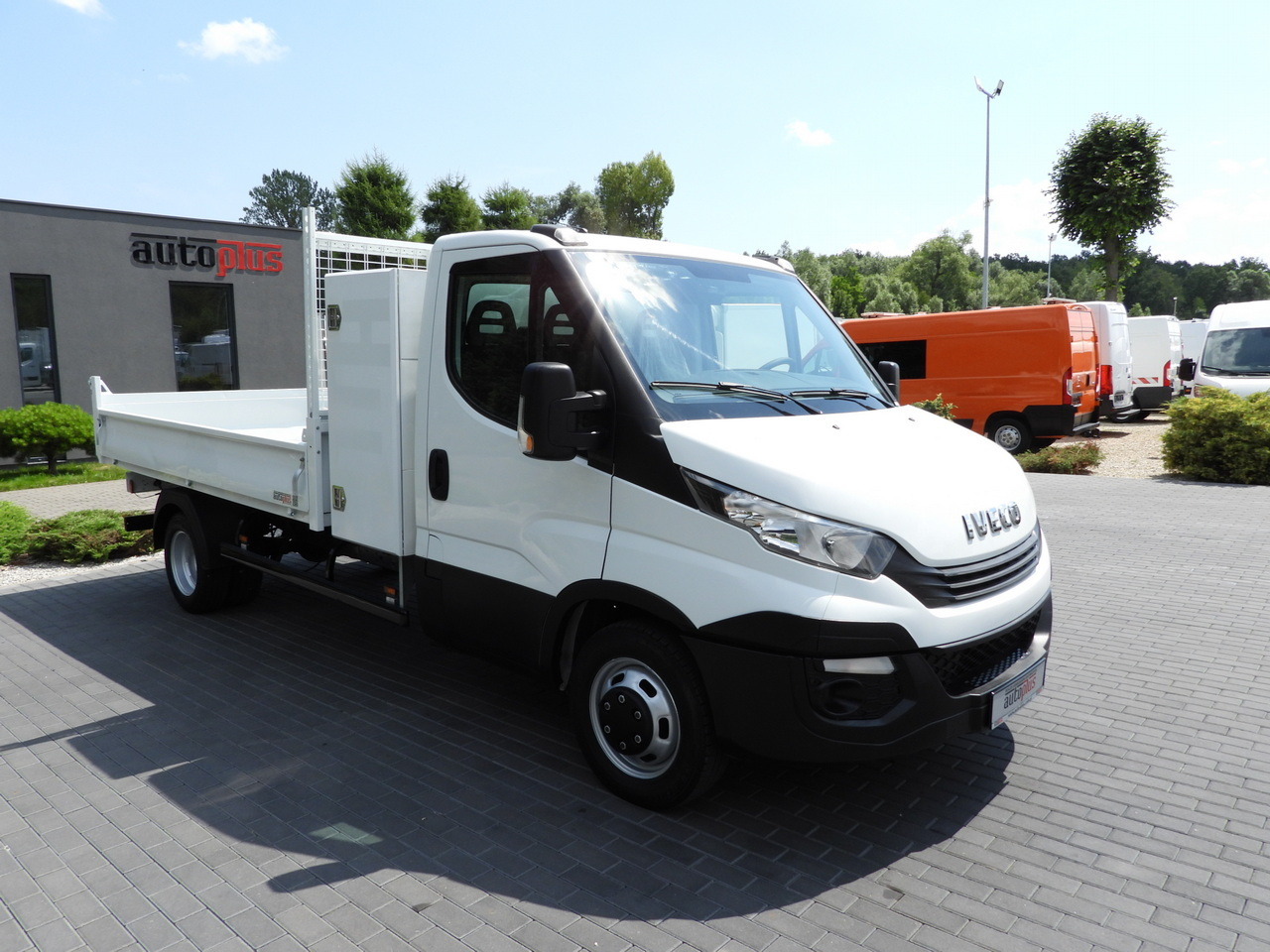 IVECO DAILY 35C15 TIPPER CRUISE CONTROL TWIN WHEELS AIR CONDITIONING 150HP - Van jungkit: gambar 4 IVECO DAILY 35C15 TIPPER CRUISE CONTROL TWIN WHEELS AIR CONDITIONING 150HP - Van jungkit: gambar 4